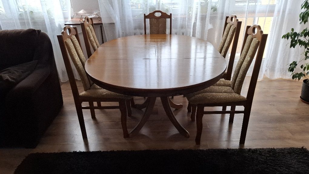 Stół rozkładany, 5 krzeseł.