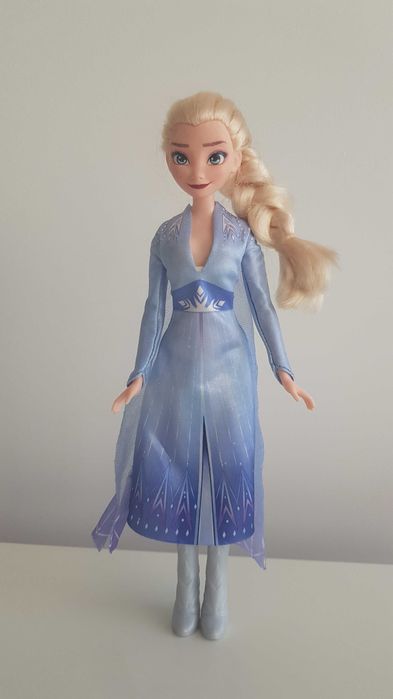 Boneca da Elsa do filme Frozen 2 da Disney com cerca de 30cm.