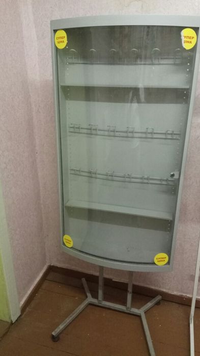 Стеклянные и железные полки и кубы .