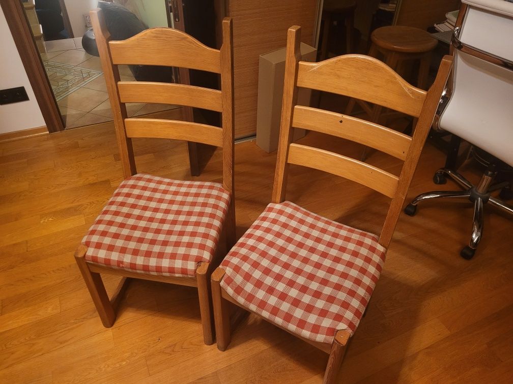 Dwa krzesła z litego drewana