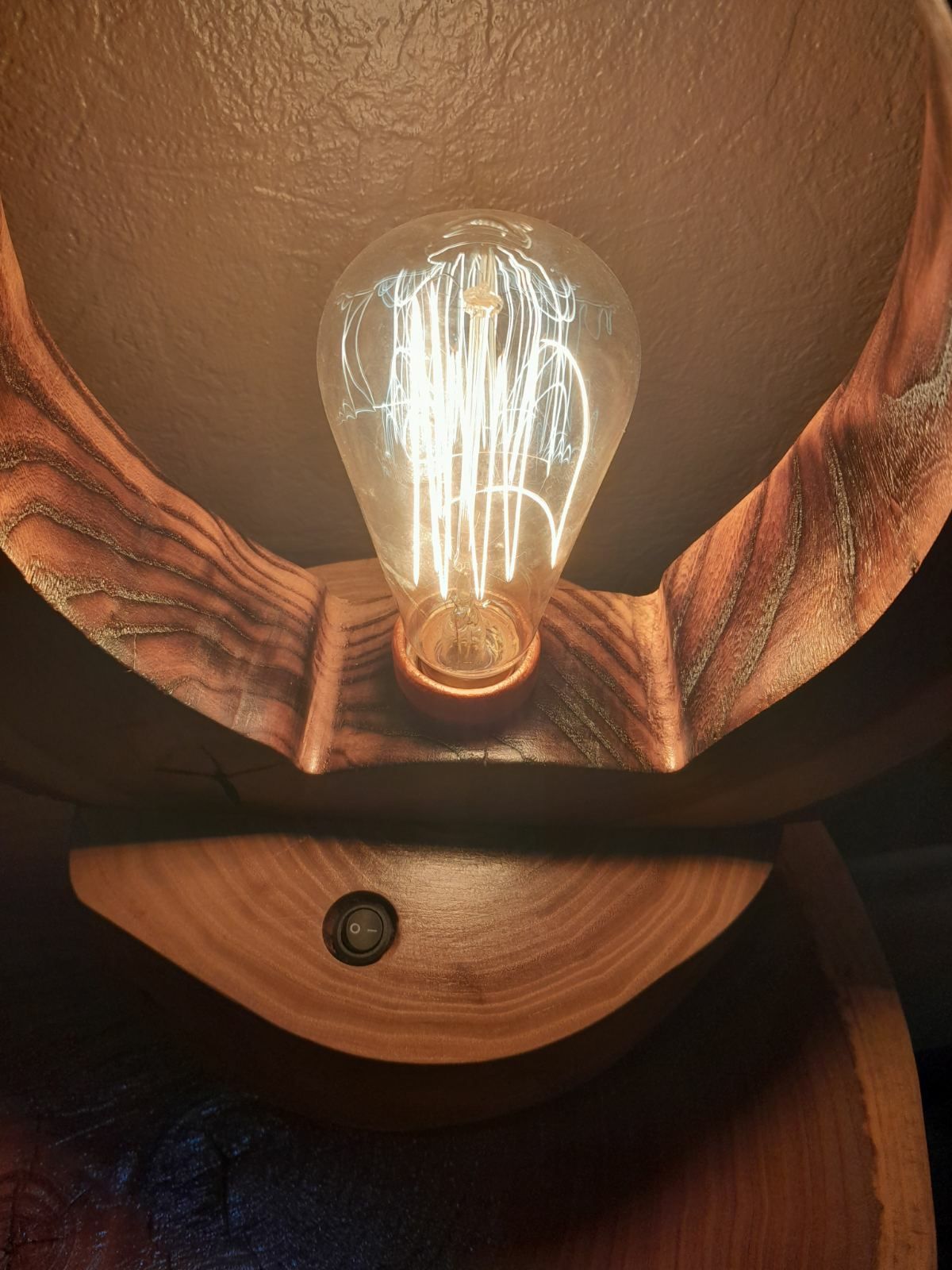 Светильник из дерева в стиле лофт.