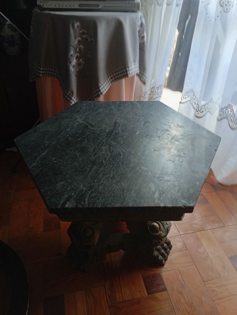 Vendo mesa com tampo em mármore