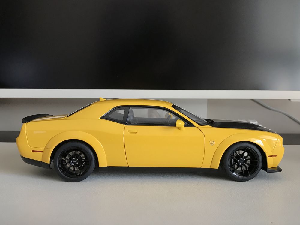 AutoArt Dodge Challenger SRT Hellcat Widebody 2018 Yellow jacket 1/18