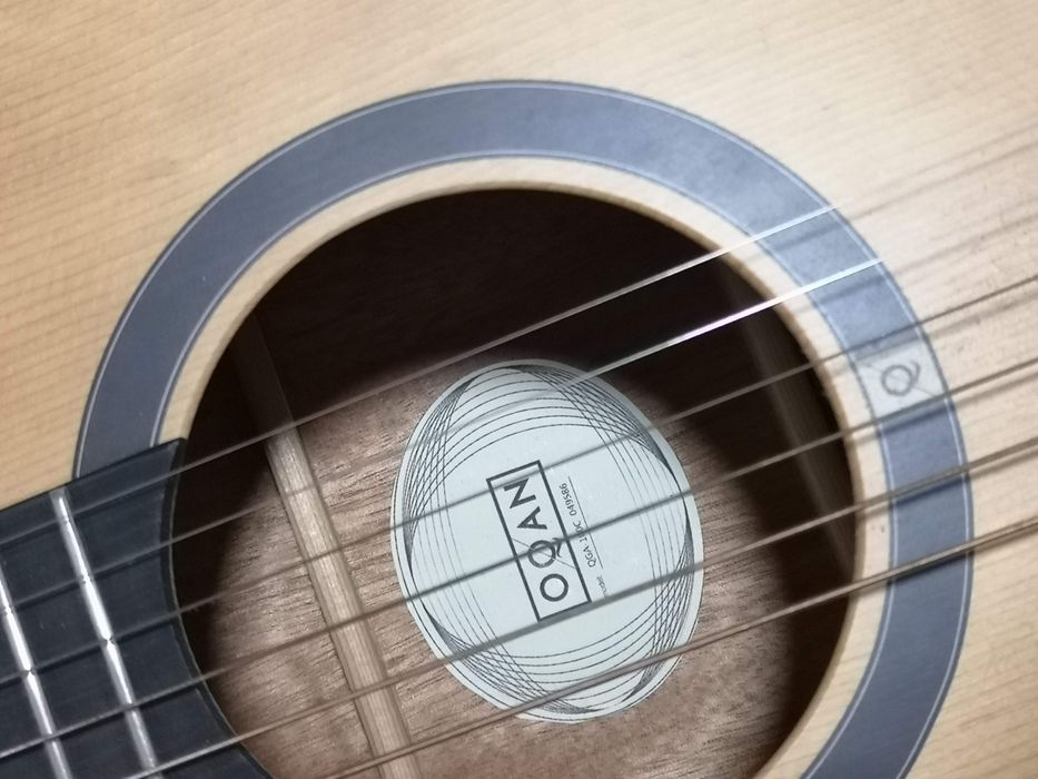 Guitarra de folk, de seis cordas de aço