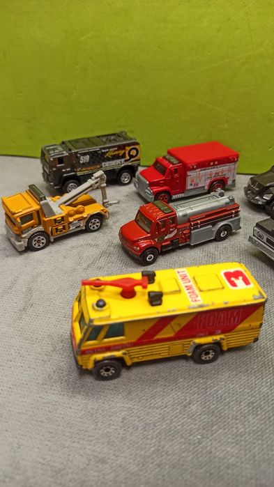 Zestaw 12 pojazdów od Matchbox, samochodziki resoraki ciężarowe itp