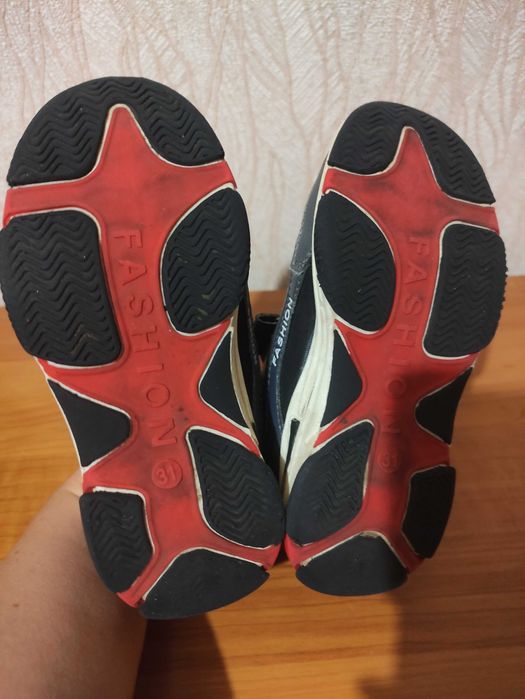 Дитяче взуття в гарному стані