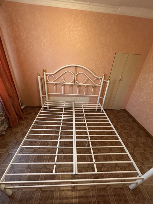 Кровать двухспальная металлическая