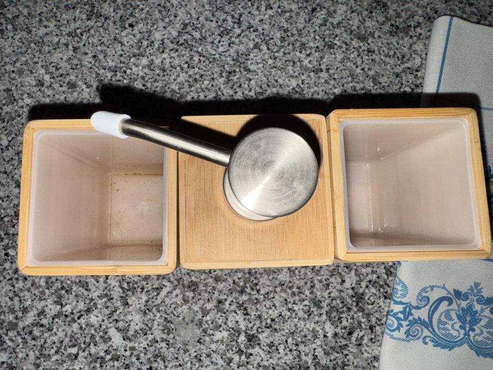 Utensilios de cozinha ou casa de banho em bambu