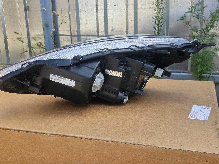 Фара правая Toyota Prius C Aqua 15-18