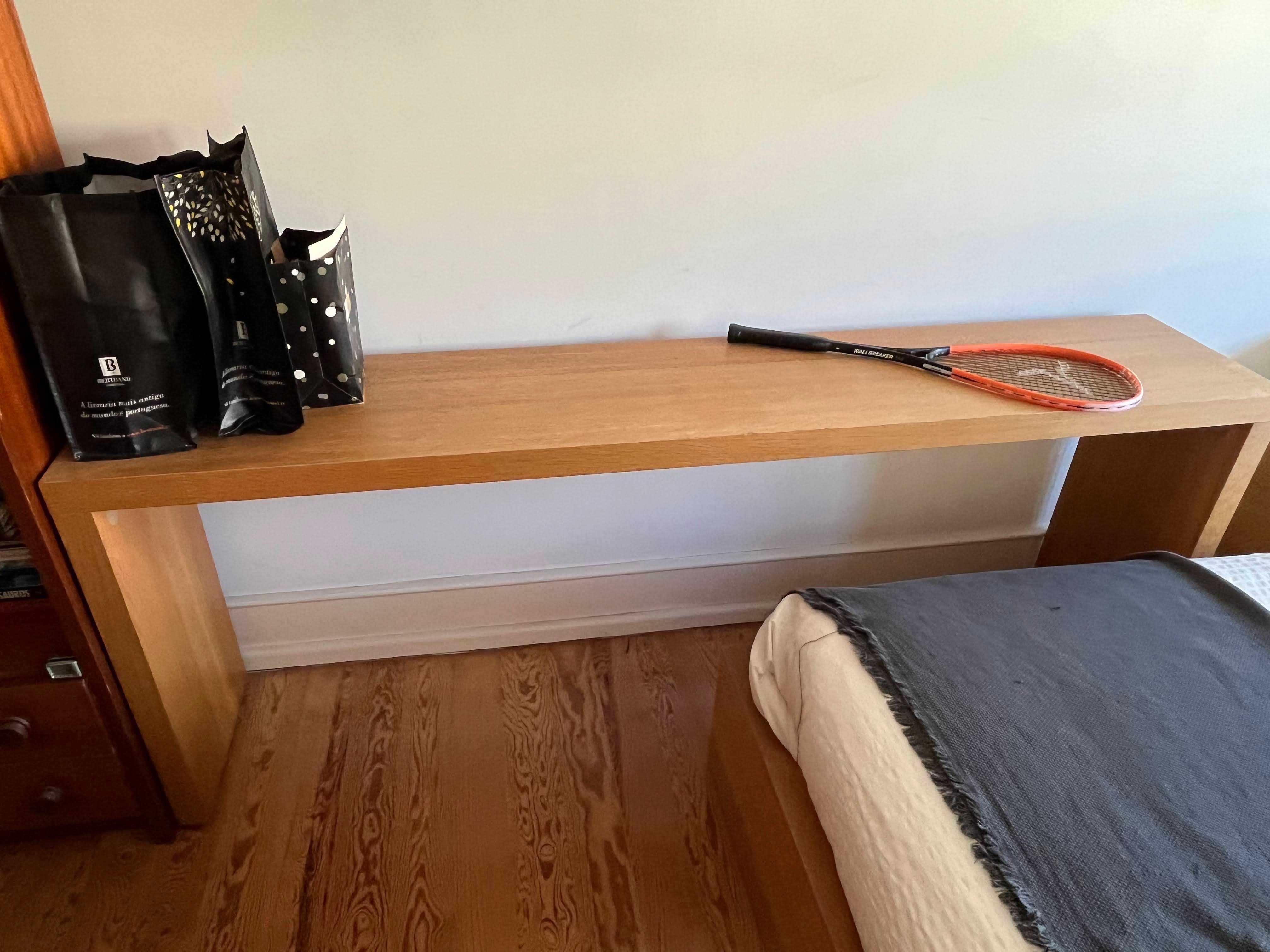 Cama, mesas de cabeceira e cómoda
