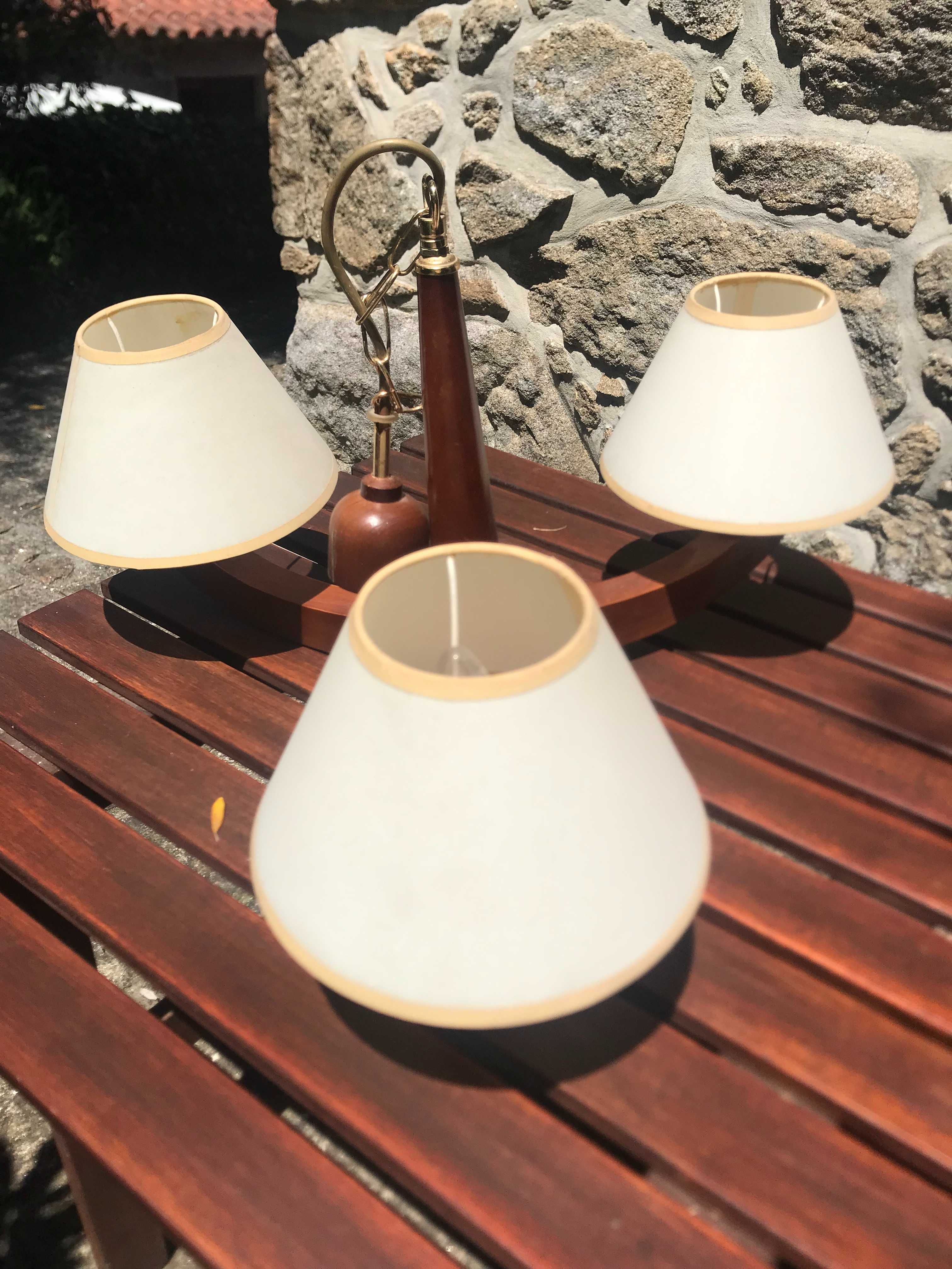 Candeeiro de tecto com três lampadas