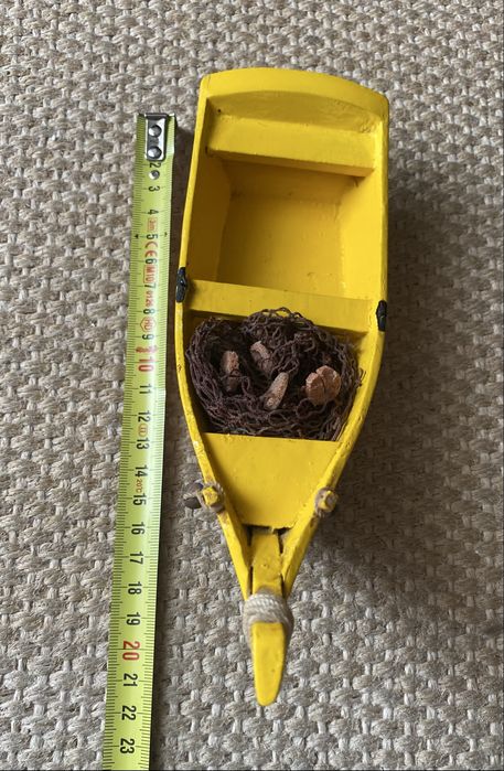 Miniatura em madeira,de barco típico da Nazaré