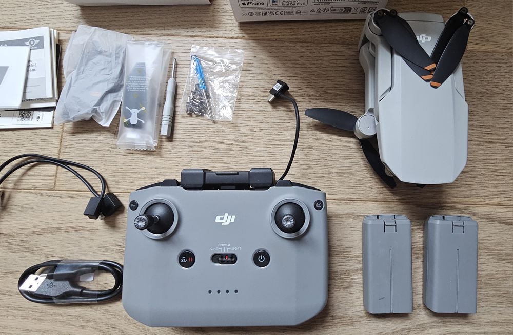 Dron DJI Mini 2 se GWAR + DJI Care ubezpieczenie + 2 x baterie i akces