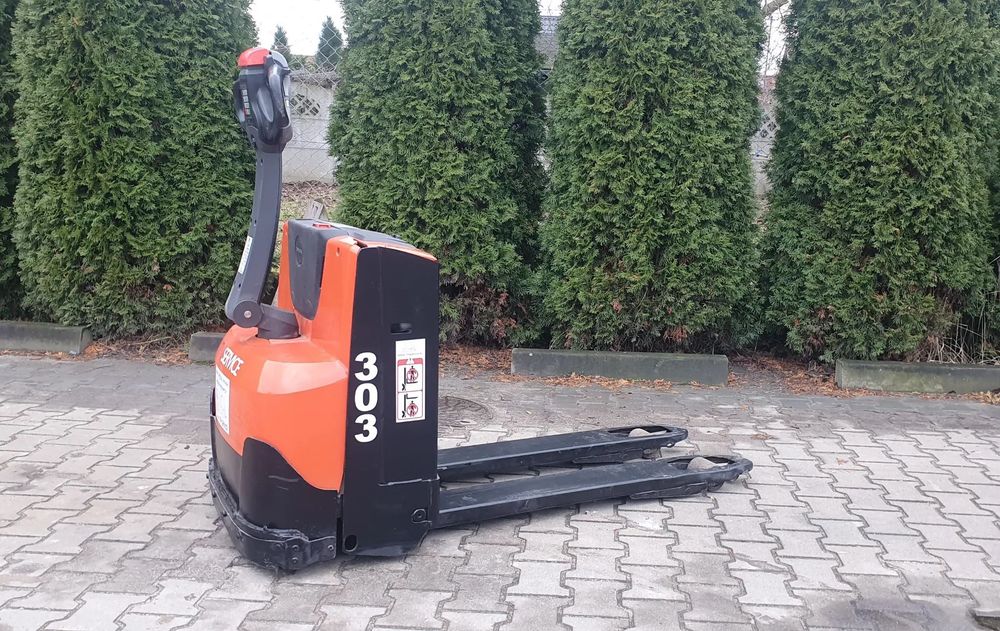 Toyota LWE 200  304 Wózek paletowy elektryczny TOYOTA LWE 200 ładowanie gniazdko 230V