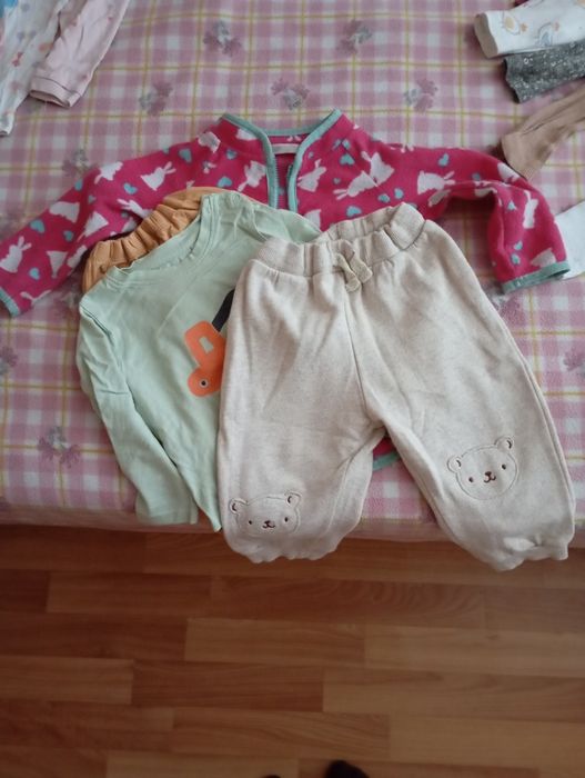 Дитячі речі на дівчинку.