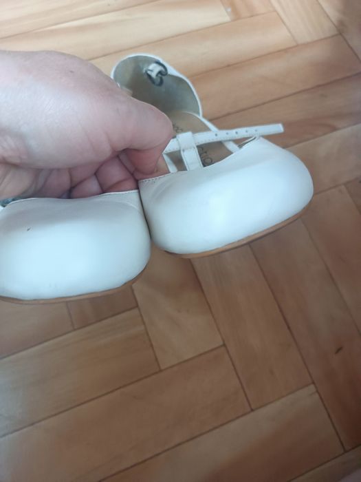 Białe skórzane buty T bary