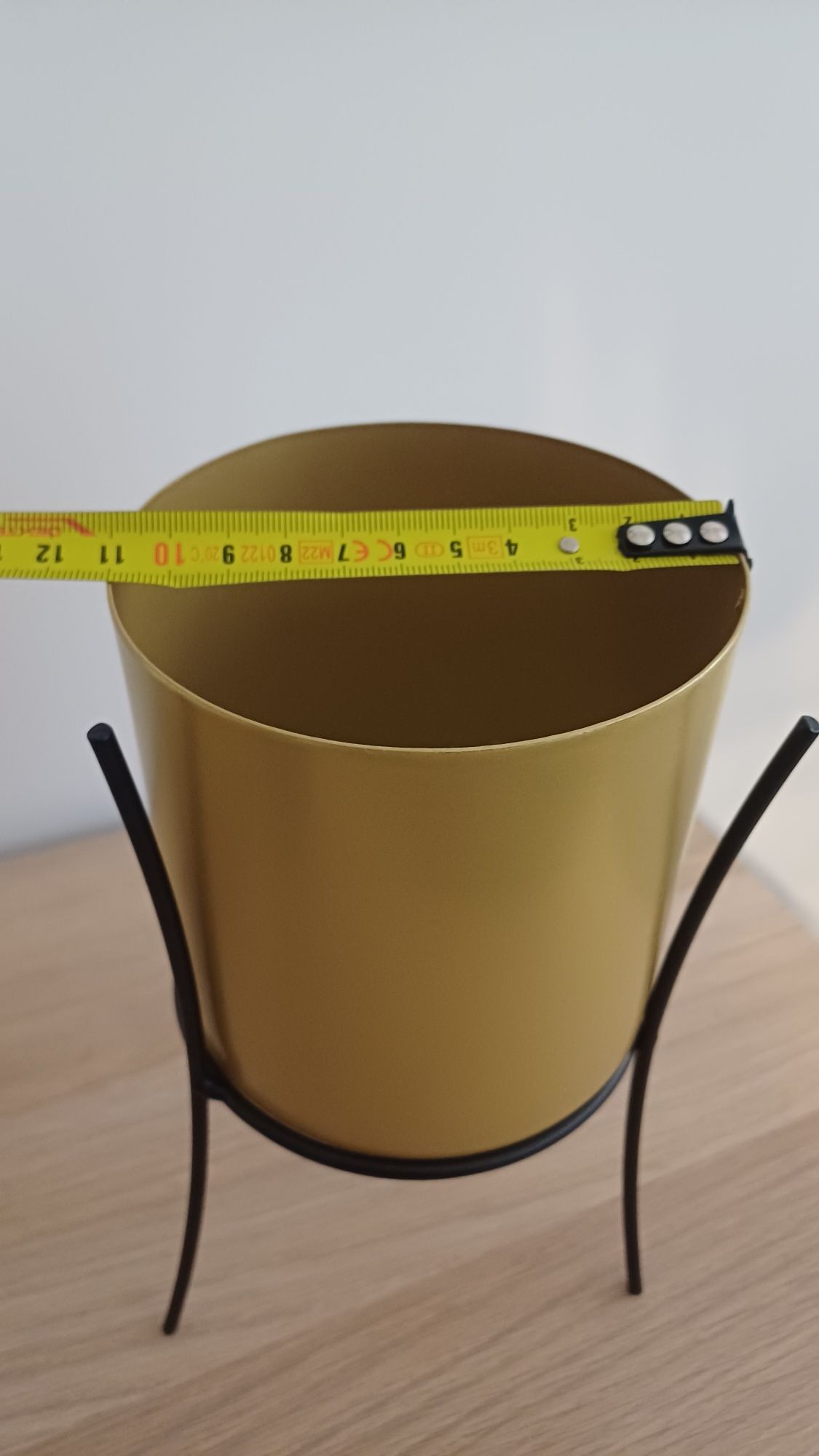 Vaso dourado com suporte + planta (novo)