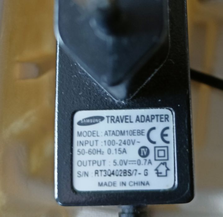 Zasilacz sieciowy ładowarka do telefonu Samsung SGH-E250 w opakowaniu.