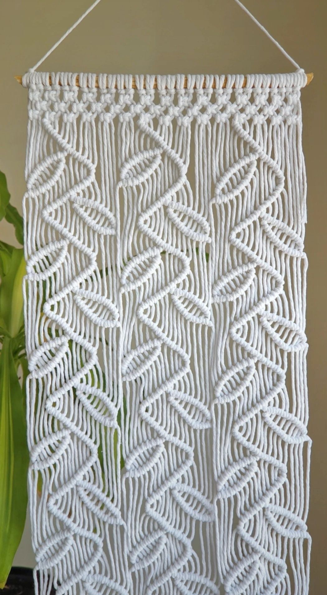 Painel de macramé com padrão de folhas