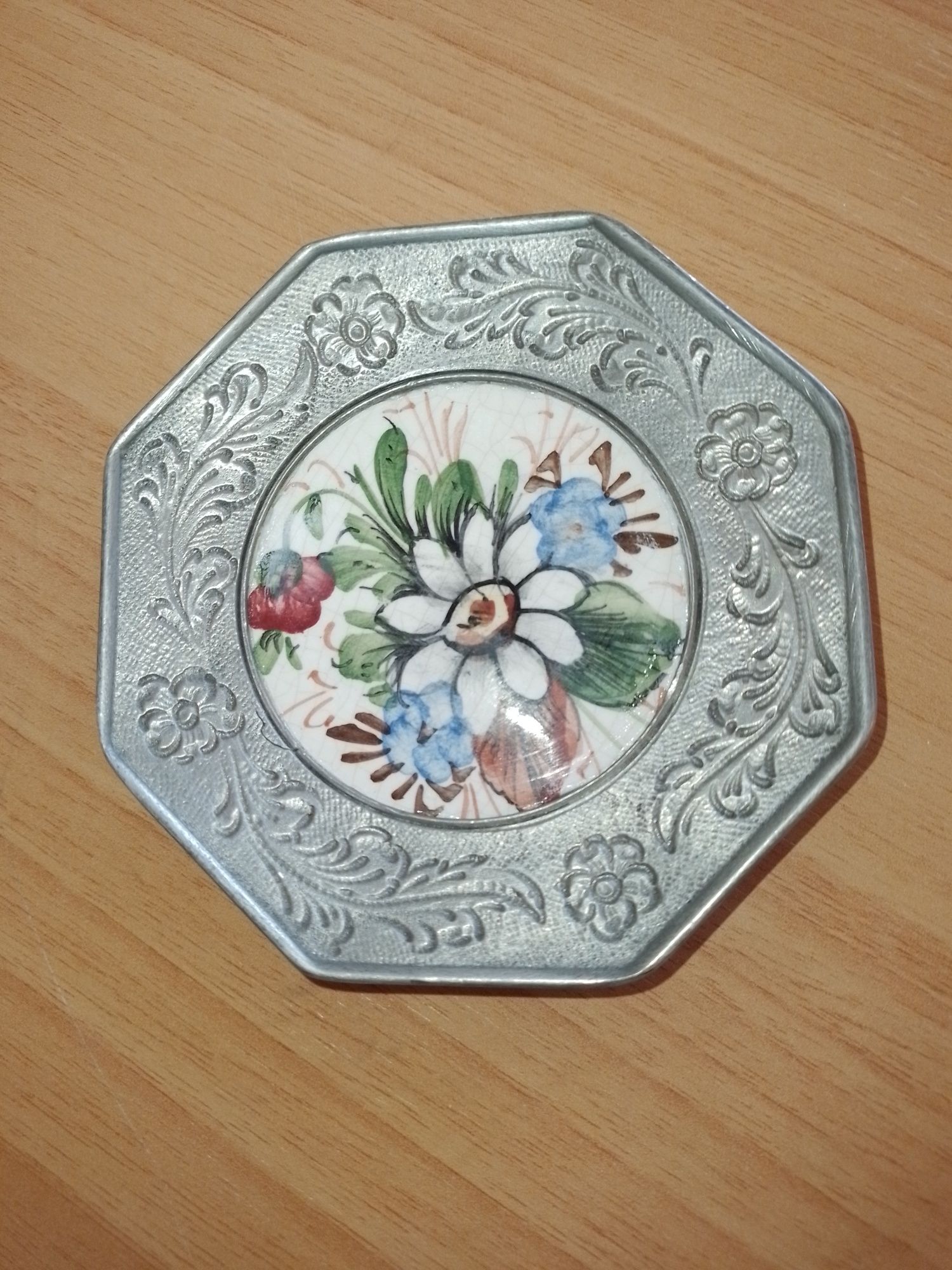 Pratinho de parede em porcelana com rebordo em estanho cinzelado e mar