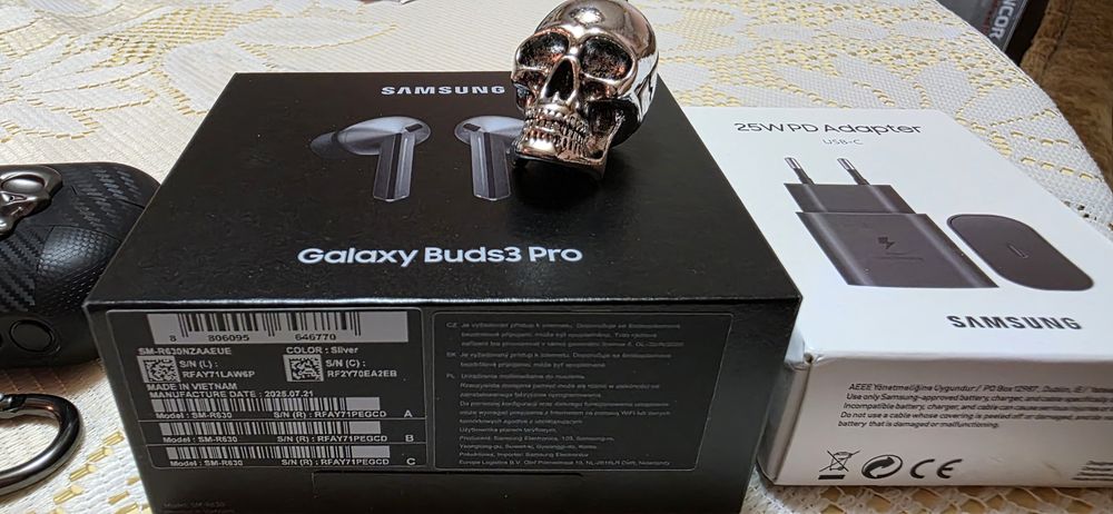 Samsung Galaxy Buds3pro, oryginał,  z etui , ładowarką 25W i brelokiem