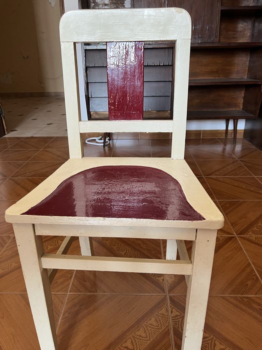 Cadeira branca e bourdeaux