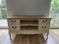 Komoda rtv w stylistyce prowansalskiej