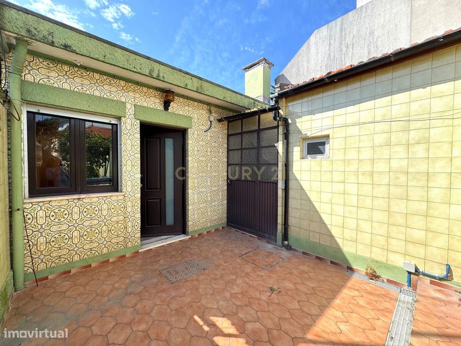 Moradia T2 com Terreno e Anexos a 5min do Norteshoping em Custóias, Ma