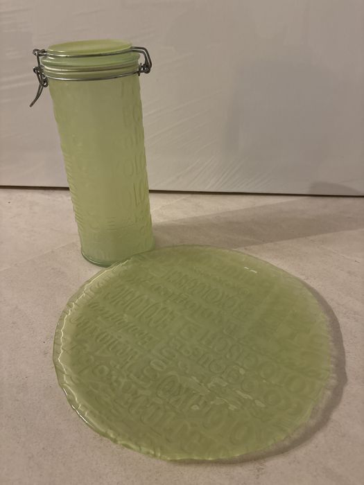 Prato de bolo e frasco para esparguete