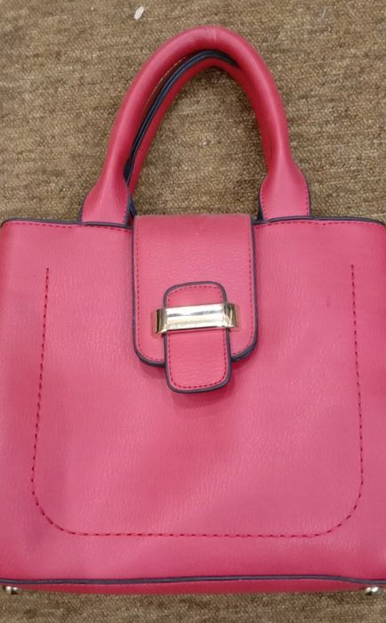 Продам сумку червону