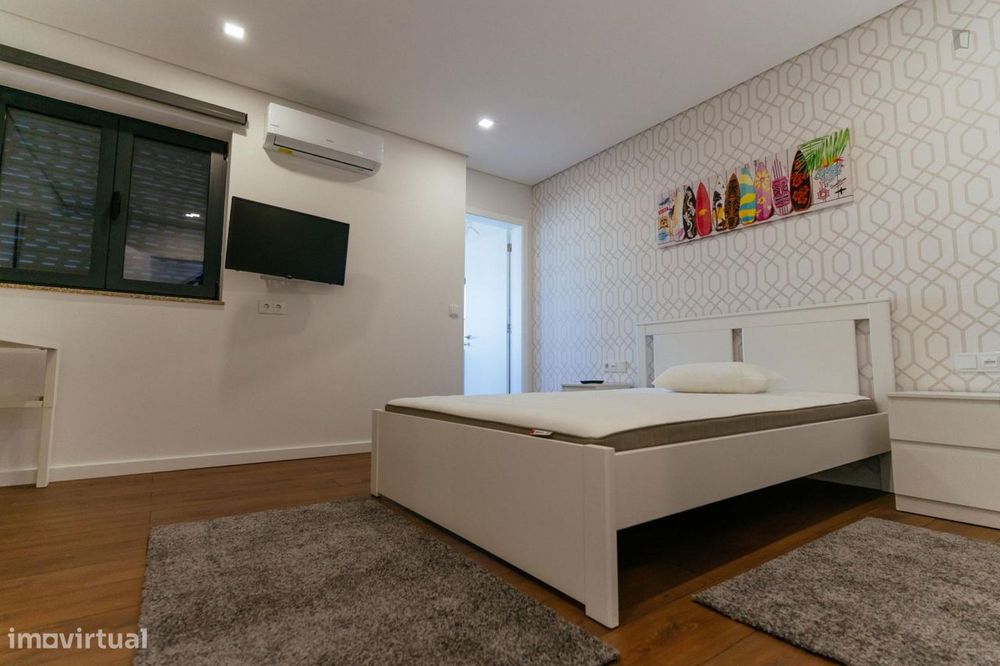 551741 - Quarto com cama de casal, com casa de...