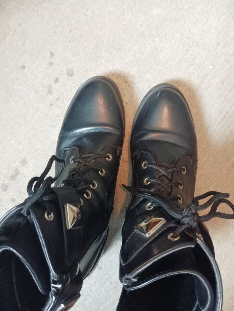 Botas pretas e castanhas