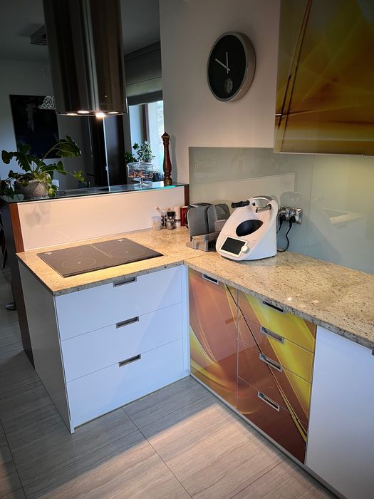 Meble kuchenne, z kamiennymi blatami, białe lakierowane, okucia Blum