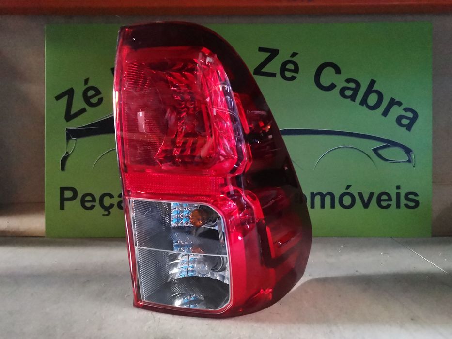 TOYOTA HILUX FAROLIM DIREITO - FT330