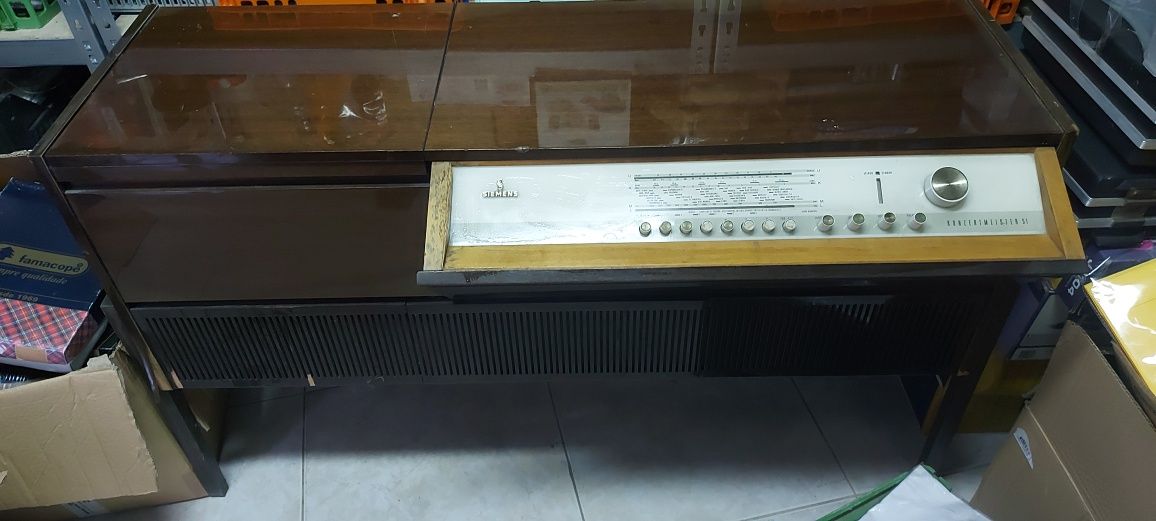 Radio de movel antigo de 1965