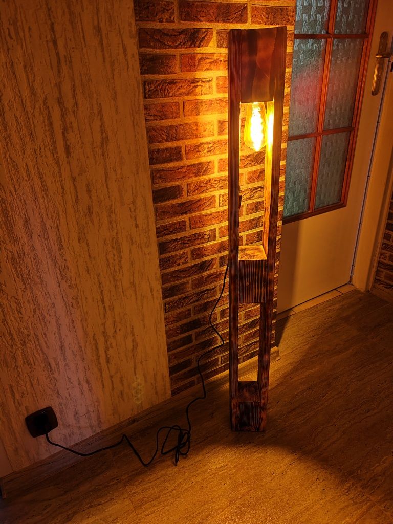 Drewniana lampa podłogowa