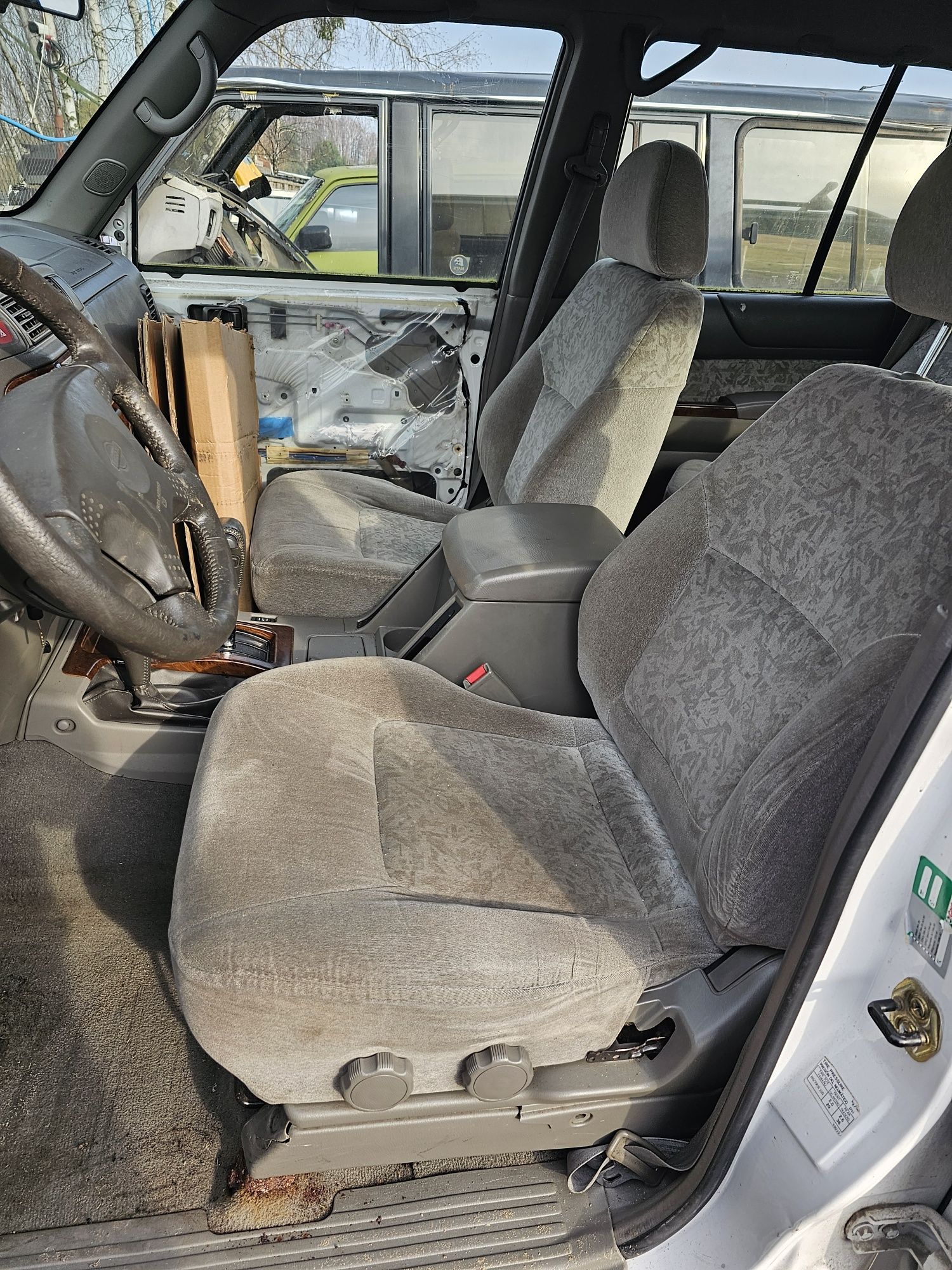 Nissan Patrol Y61 Long  siedzenia