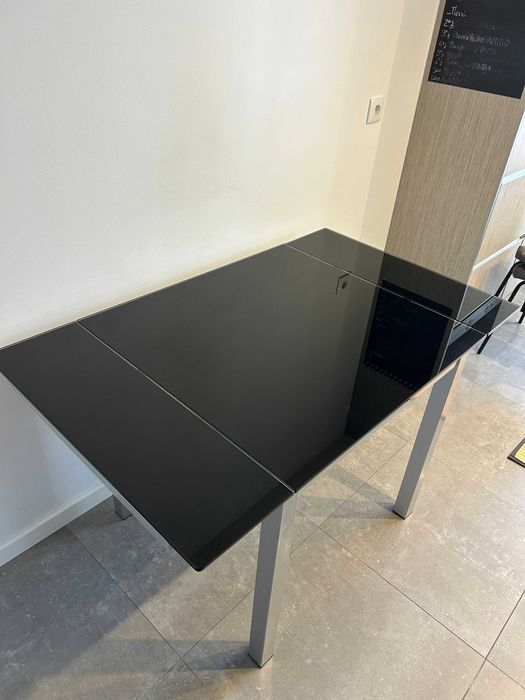 Mesa extensível em vidro preto