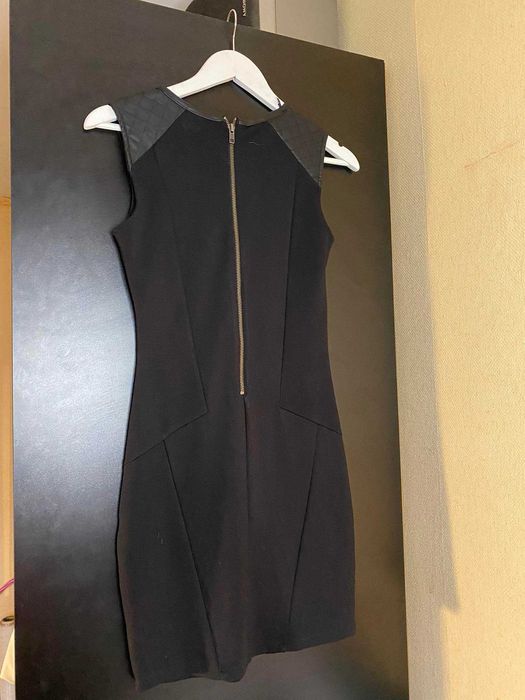 Klasyczna mała czarna sukienka skórzane wstawki tuba dopasowana