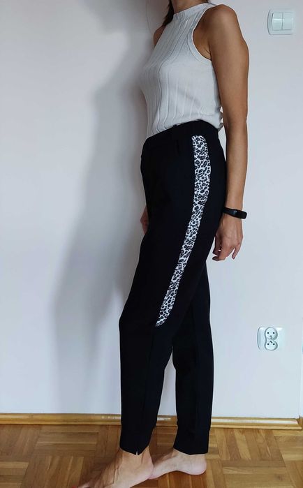 Czarne spodnie dresowe z lampasem w panterkę, rozmiar plus size 46