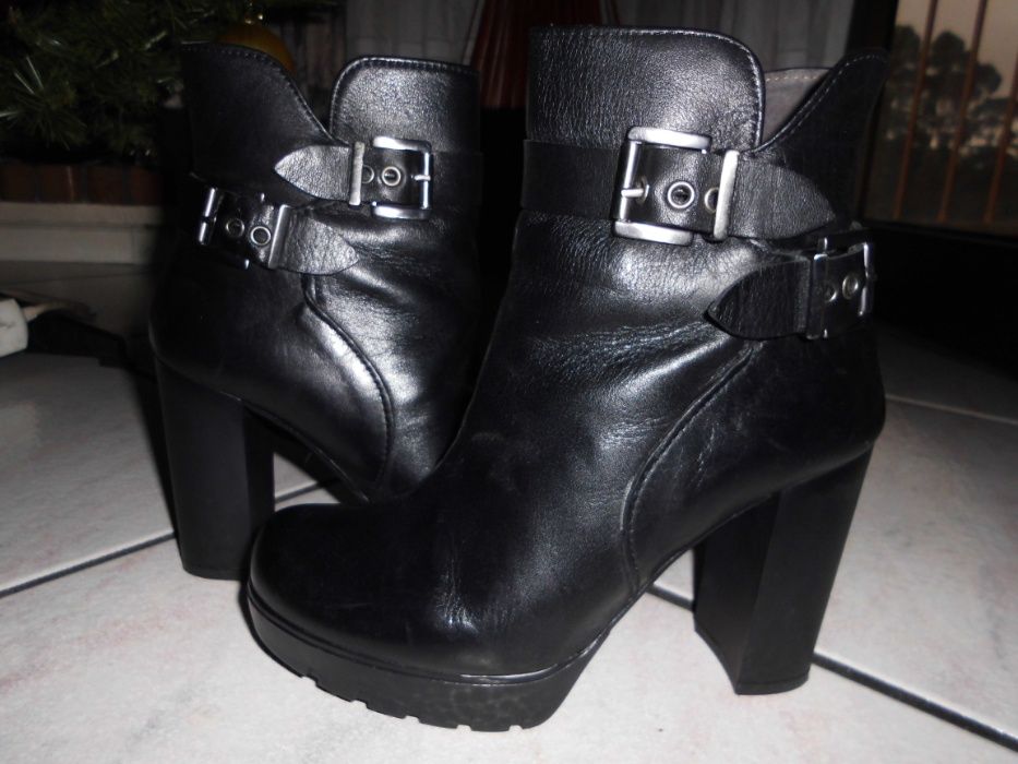 Botas Pretas de Pele