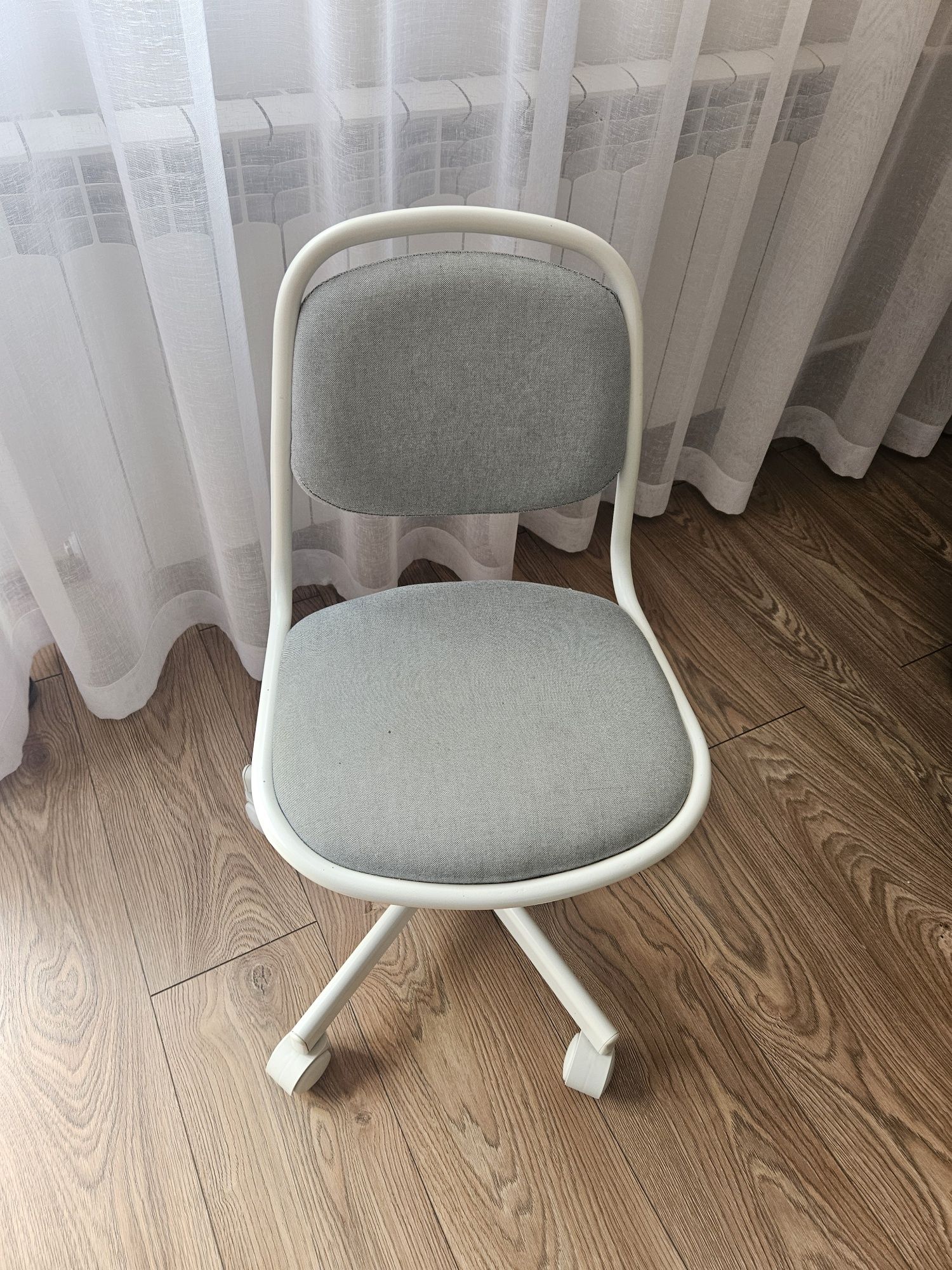 IKEA ÖRFJÄLL Dziecięce krzesło do biurka, biały/Vissle jasnoszary.
D