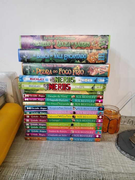 Livros de criança (gatinho e cãozinho mágico) e cassetes (dinossauros)