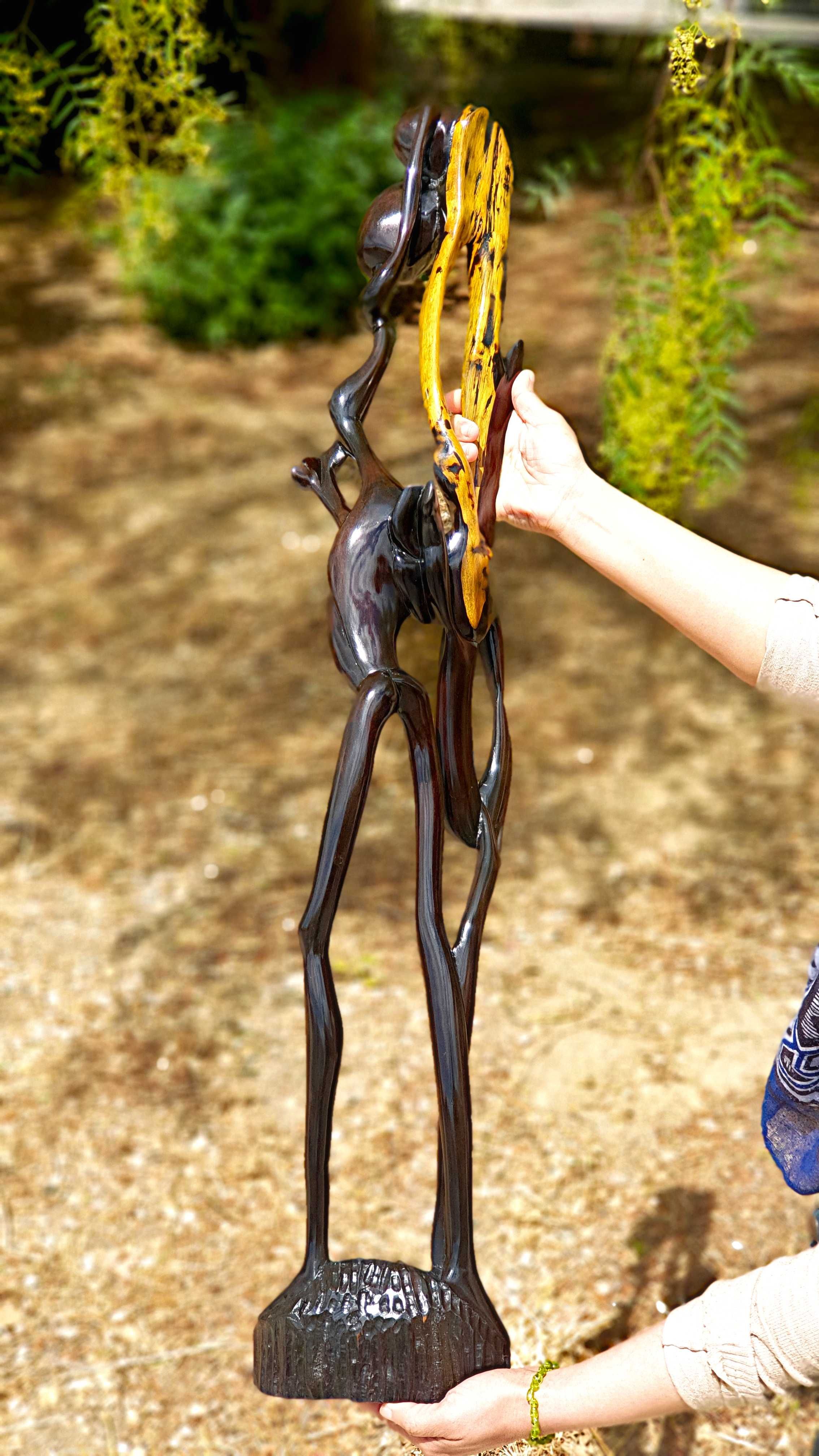 Escultura em madeira africana rara feita de madeira Mpingo da Tanzânia