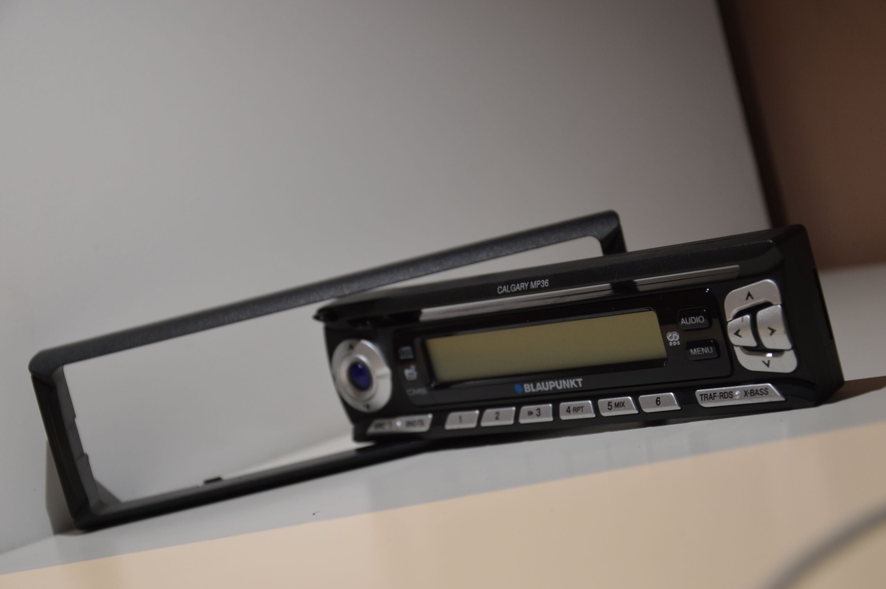 Panel i Ramka do radia BLAUPUNKT Calgary MP36