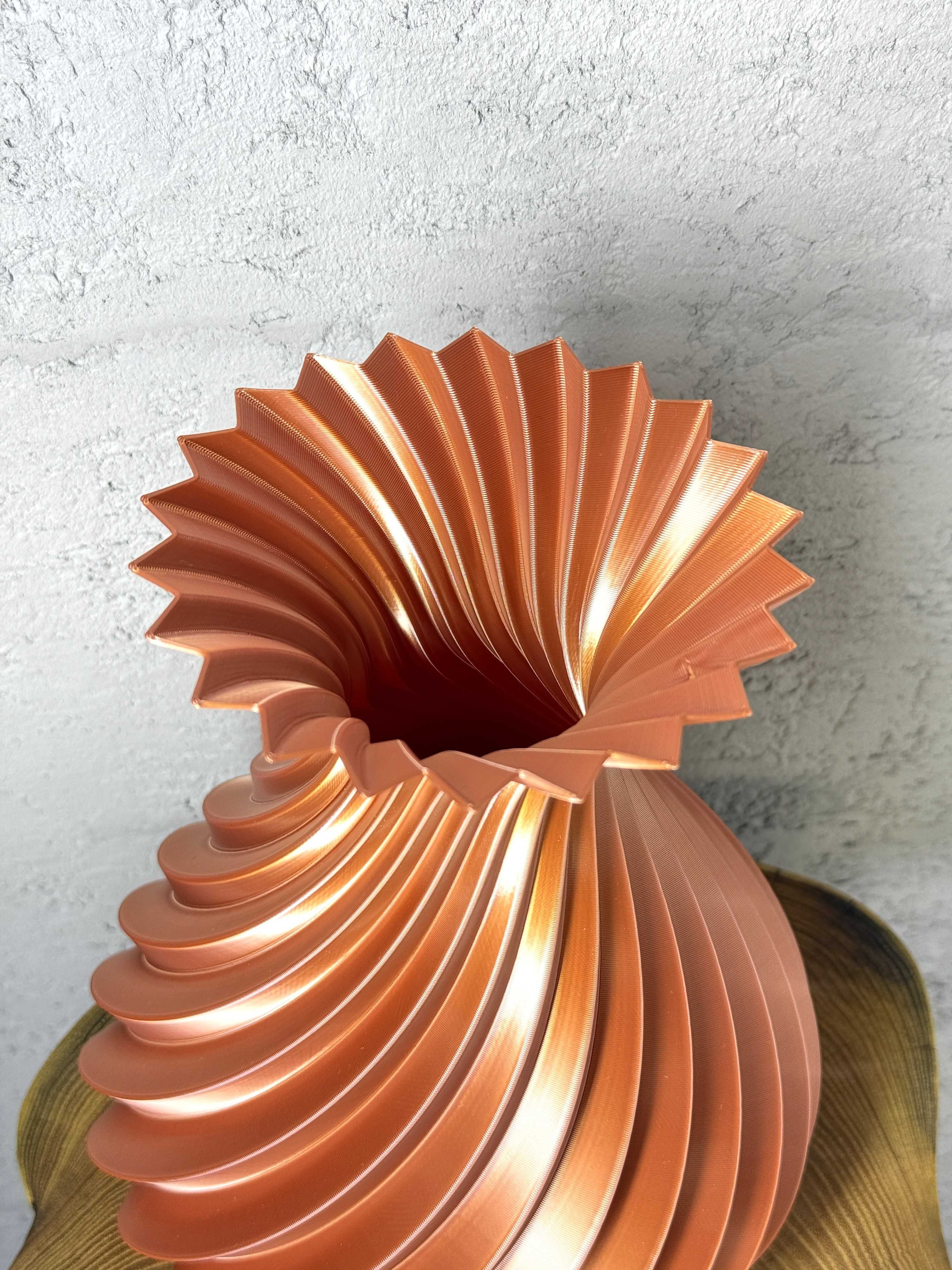 Nowoczesny, stylowy wazon spiralny, karbowany, druk 3D, miedziany