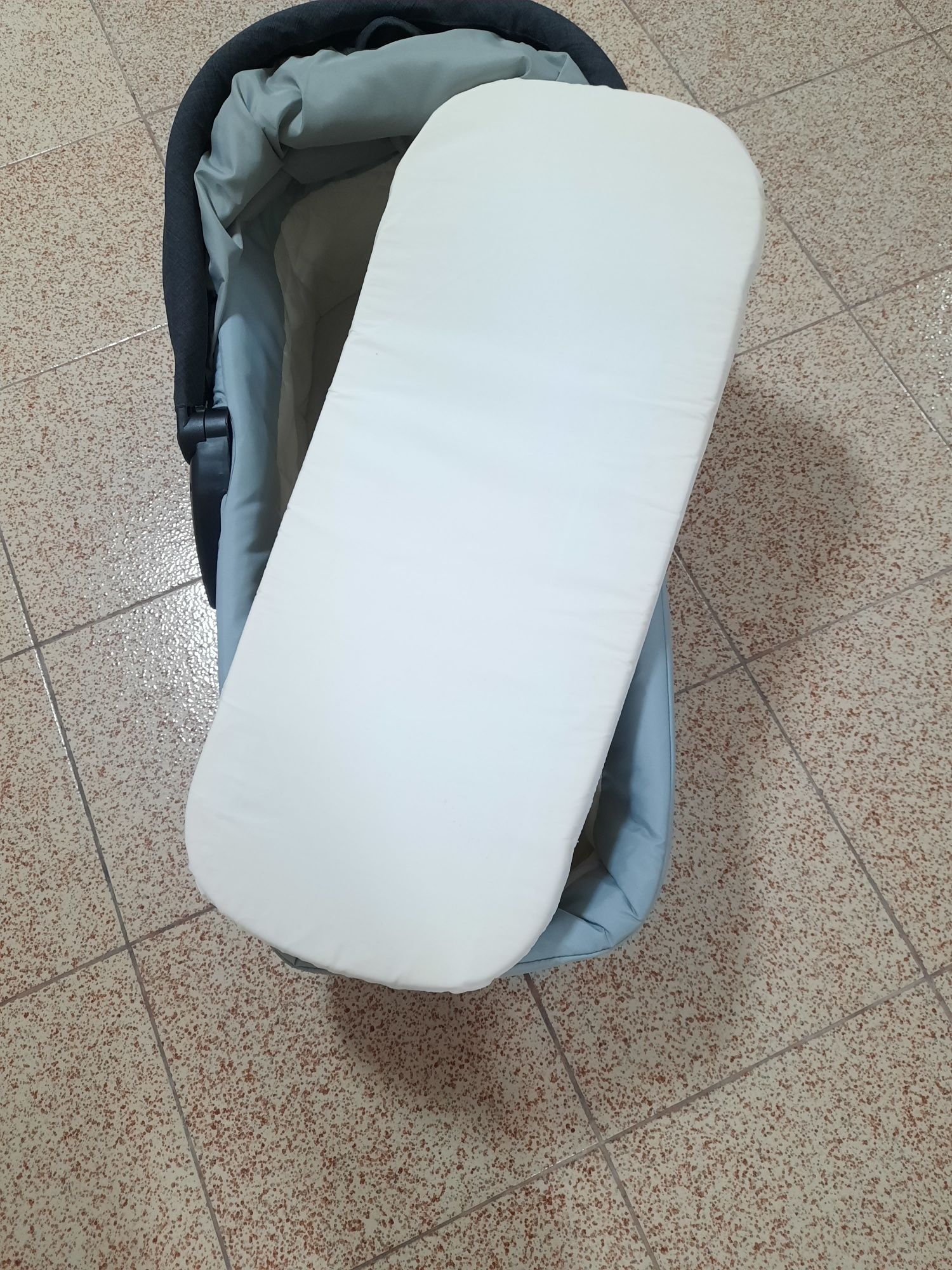Carrinho, Alcofa e ovo para bebé