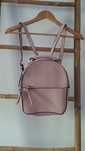Mochila rosa com bolsa por dentro com fecho e à frente. Marca Stradiva
