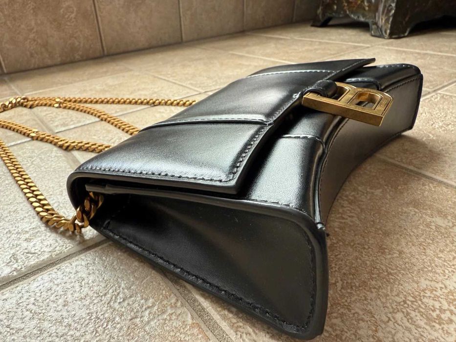 clutch transversal Balenciaga em formato de ampulheta