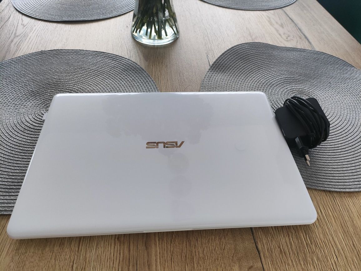 Laptop Asus VivoBook R520U i3 8 generacji biały